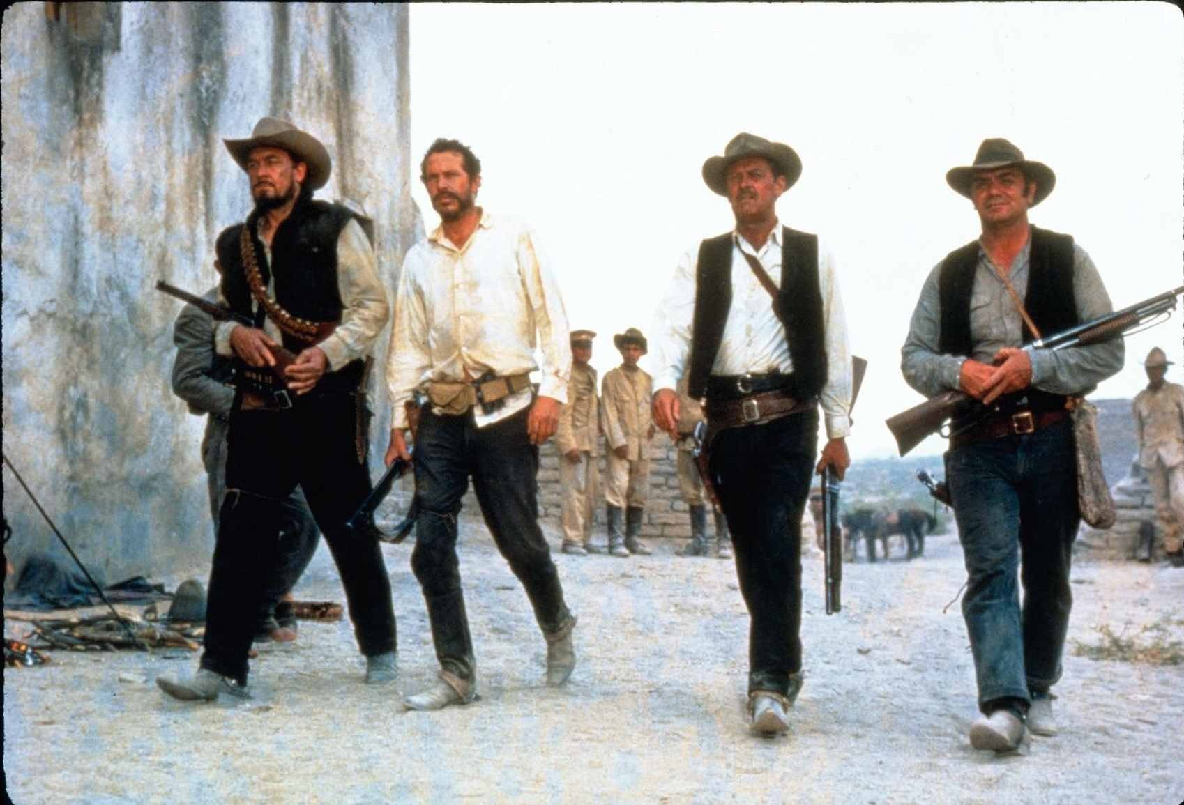 William Holden, Ernest Borgnine, Ben Johnson, and Warren Oates in Дикая банда (1969)