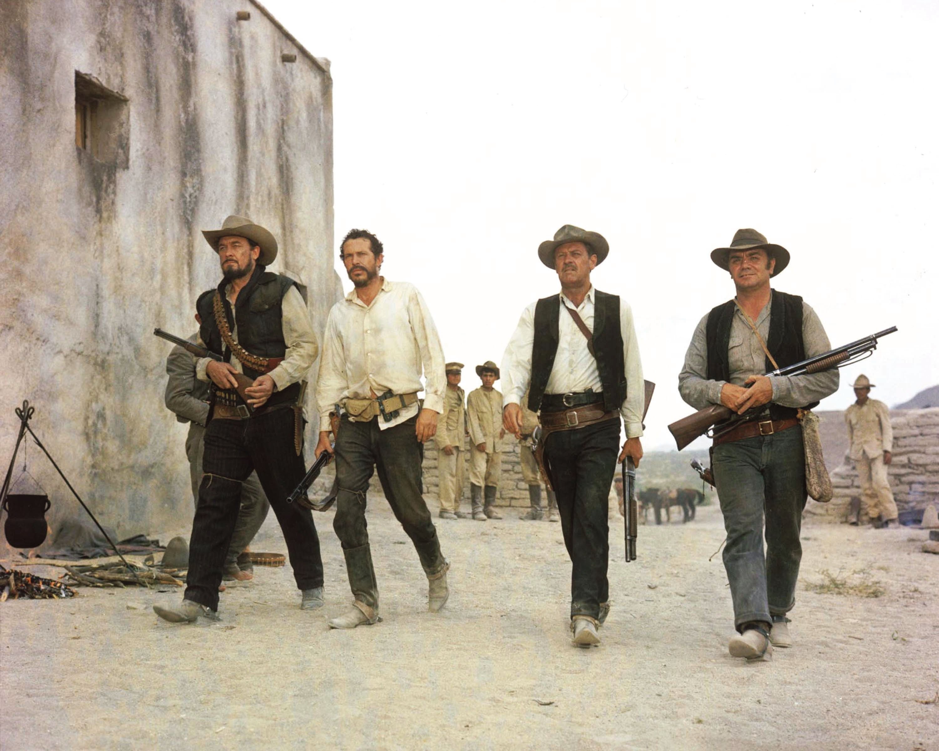 William Holden, Ernest Borgnine, Ben Johnson, and Warren Oates in Дикая банда (1969)