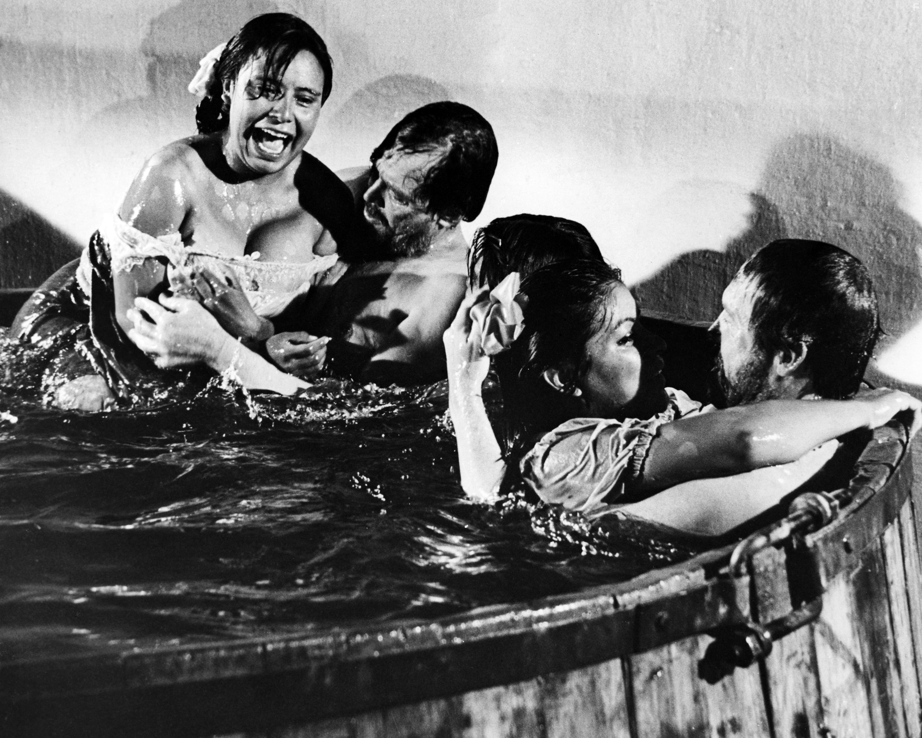 Ben Johnson and Warren Oates in Дикая банда (1969)