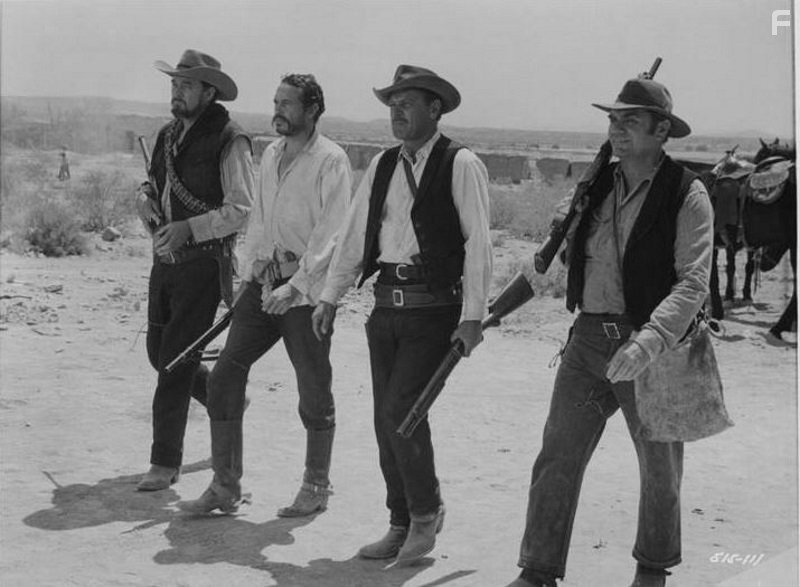 William Holden, Ernest Borgnine, Ben Johnson, and Warren Oates in Дикая банда (1969)