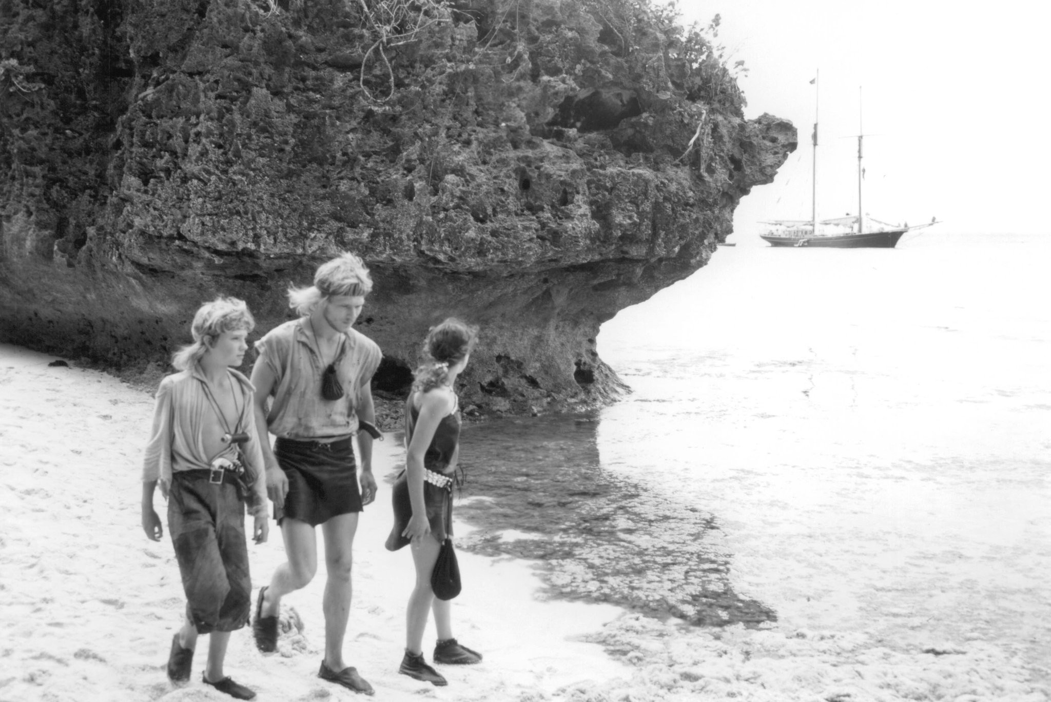 Gabriel Byrne and Stian Smestad in Битва за остров сокровищ (1990)