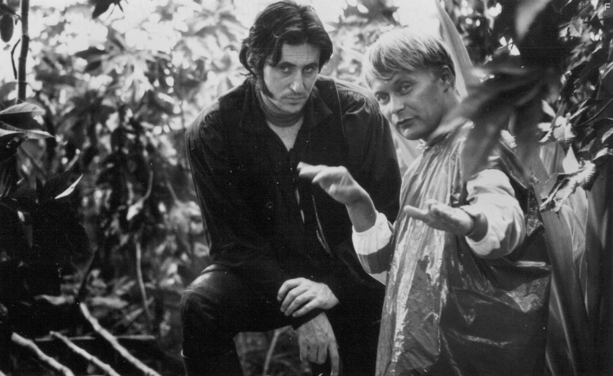 Gabriel Byrne and Stian Smestad in Битва за остров сокровищ (1990)