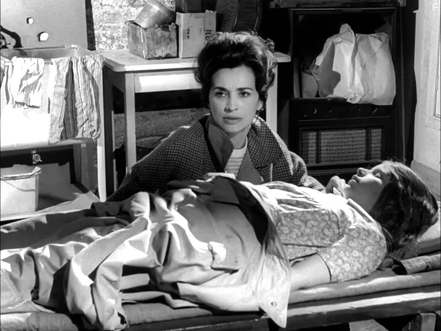 Marilyn Eastman and Kyra Schon in Ночь живых мертвецов (1968)