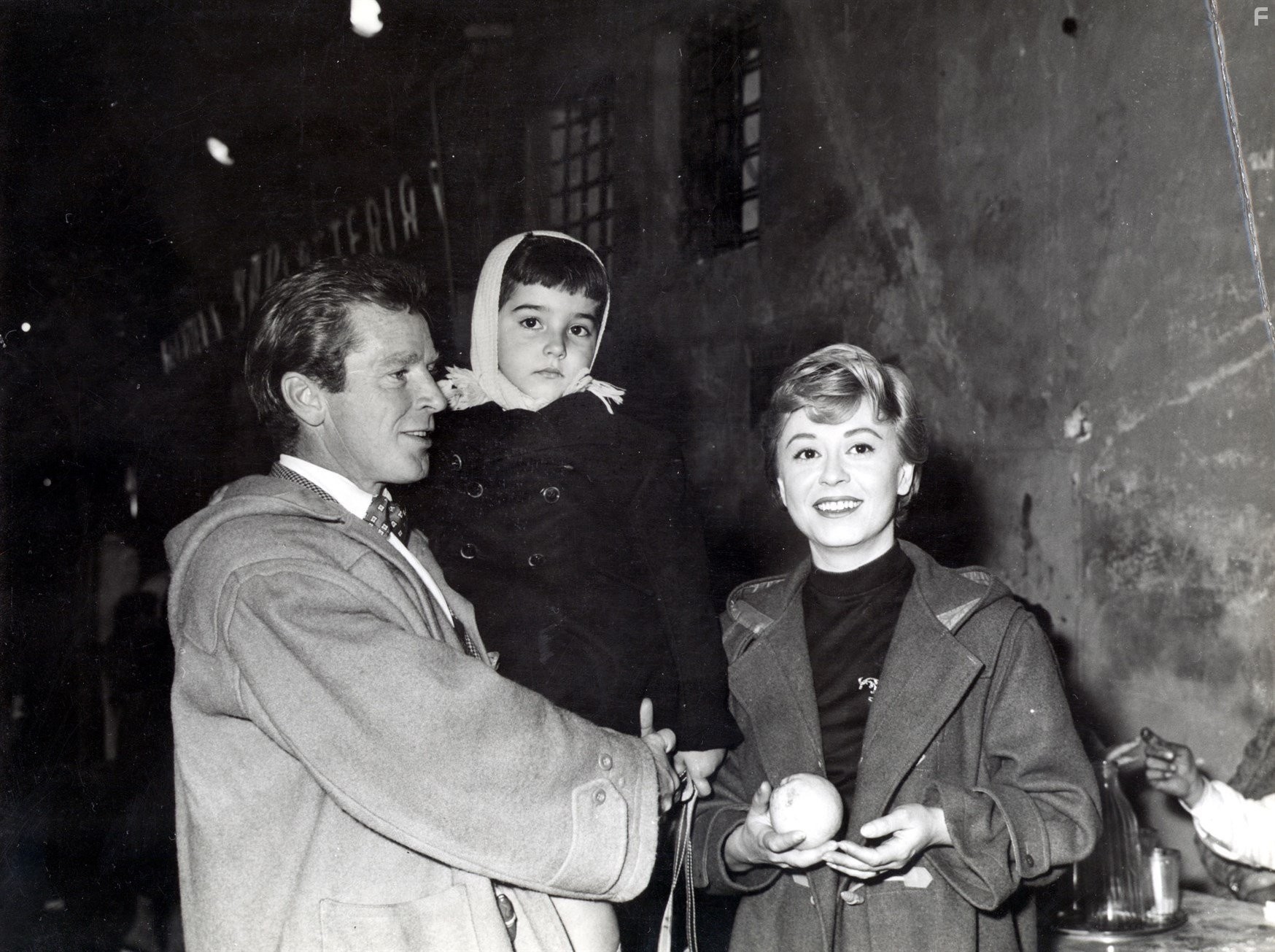 Richard Basehart and Giulietta Masina in Мошенничество (1955)