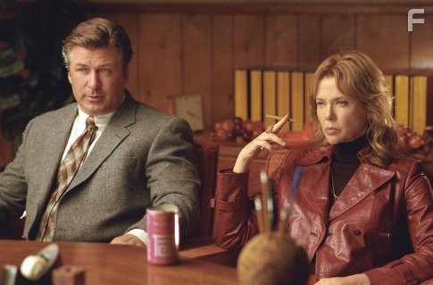 Alec Baldwin and Annette Bening in На острой грани (2006)