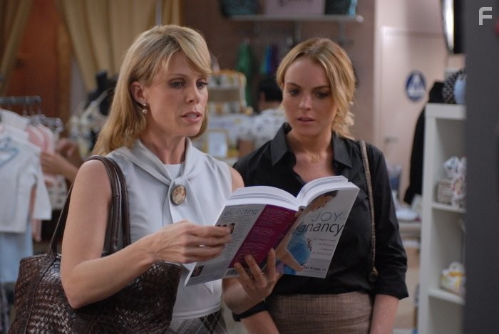 Cheryl Hines and Lindsay Lohan in Временно беременна (2009)