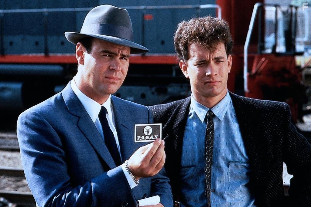 Dan Aykroyd and Tom Hanks in Сети зла (1987)