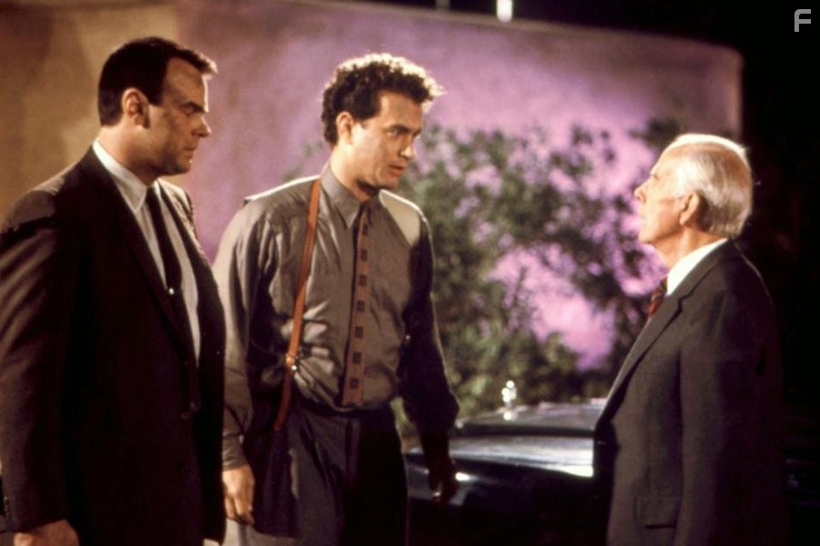 Dan Aykroyd, Tom Hanks, and Harry Morgan in Сети зла (1987)