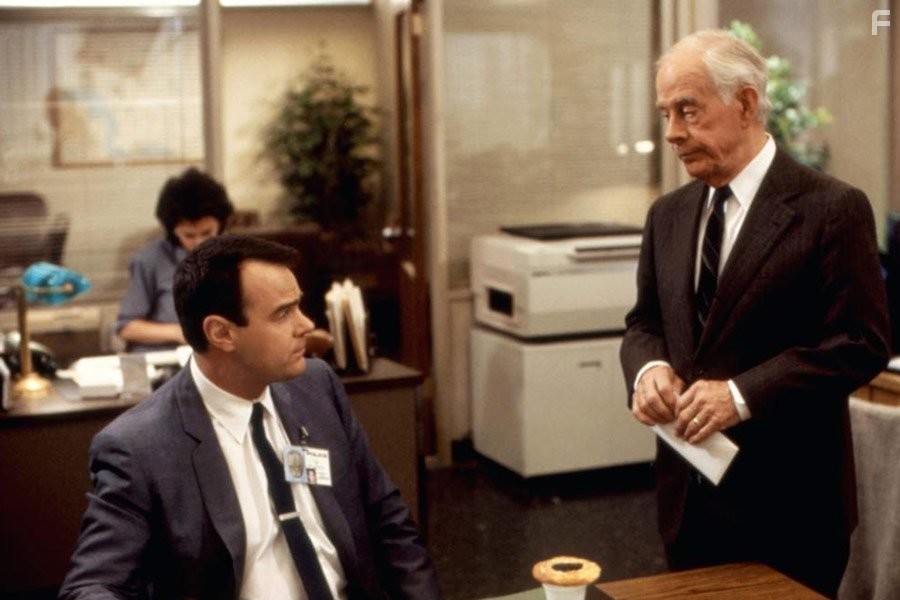 Dan Aykroyd and Harry Morgan in Сети зла (1987)