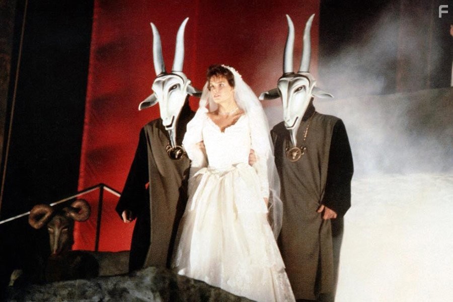 Alexandra Paul in Сети зла (1987)