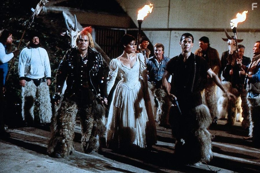 Dan Aykroyd, Tom Hanks, and Alexandra Paul in Сети зла (1987)