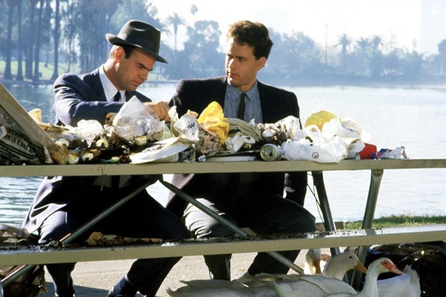 Dan Aykroyd and Tom Hanks in Сети зла (1987)