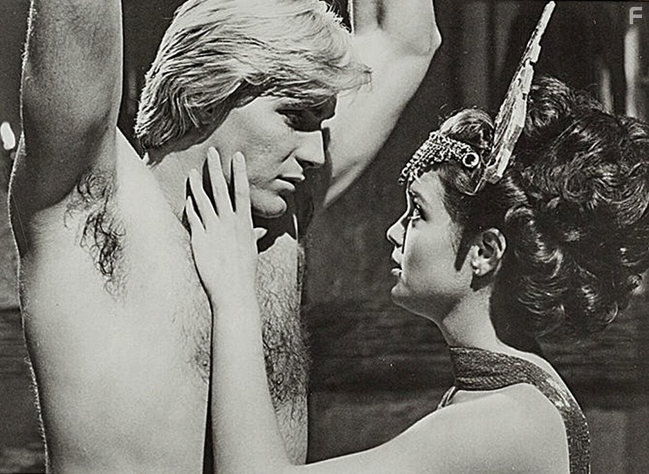 Melody Anderson and Sam J. Jones in Флэш Гордон (1980)
