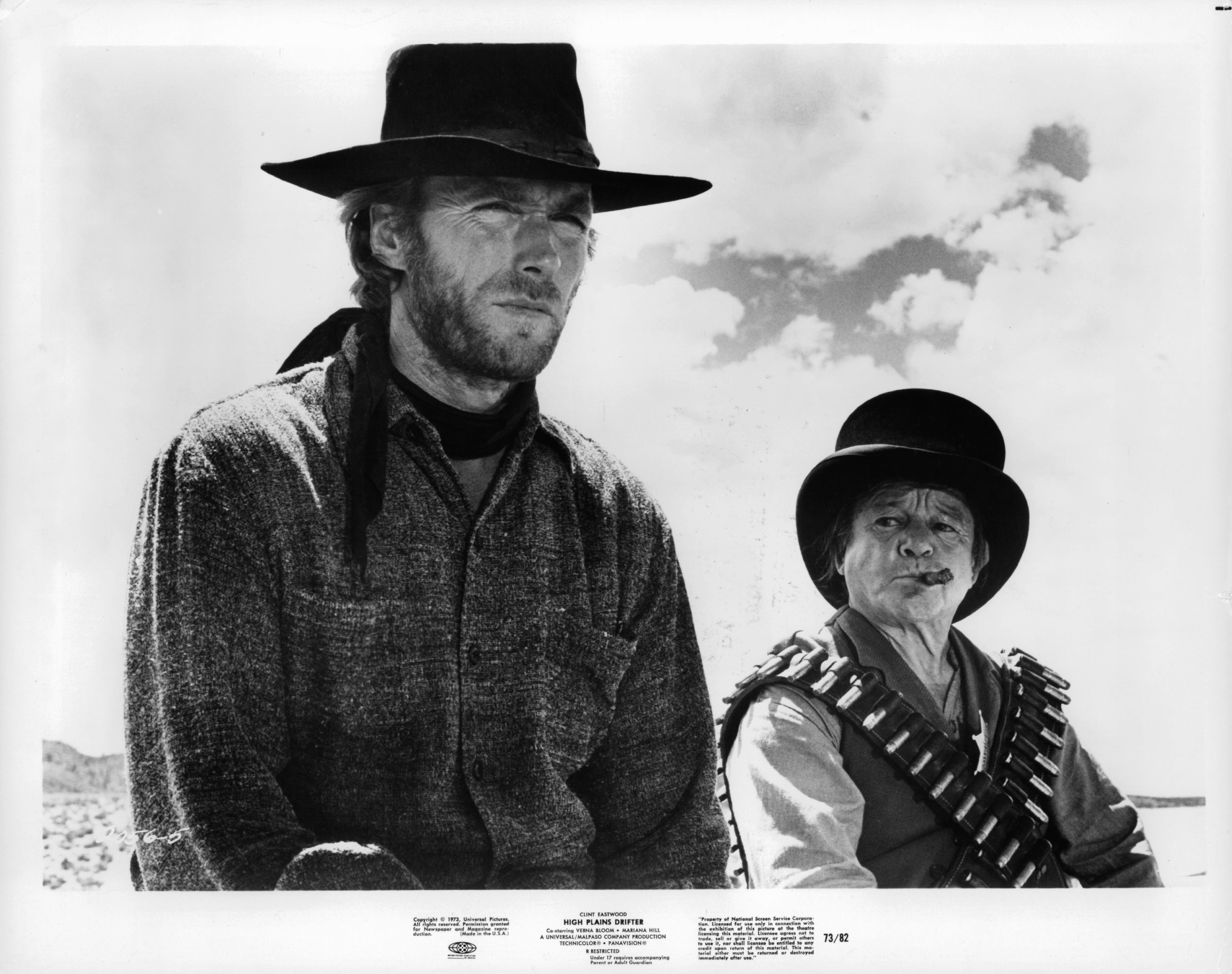 Clint Eastwood and Billy Curtis in Бродяга высокогорных равнин (1973)