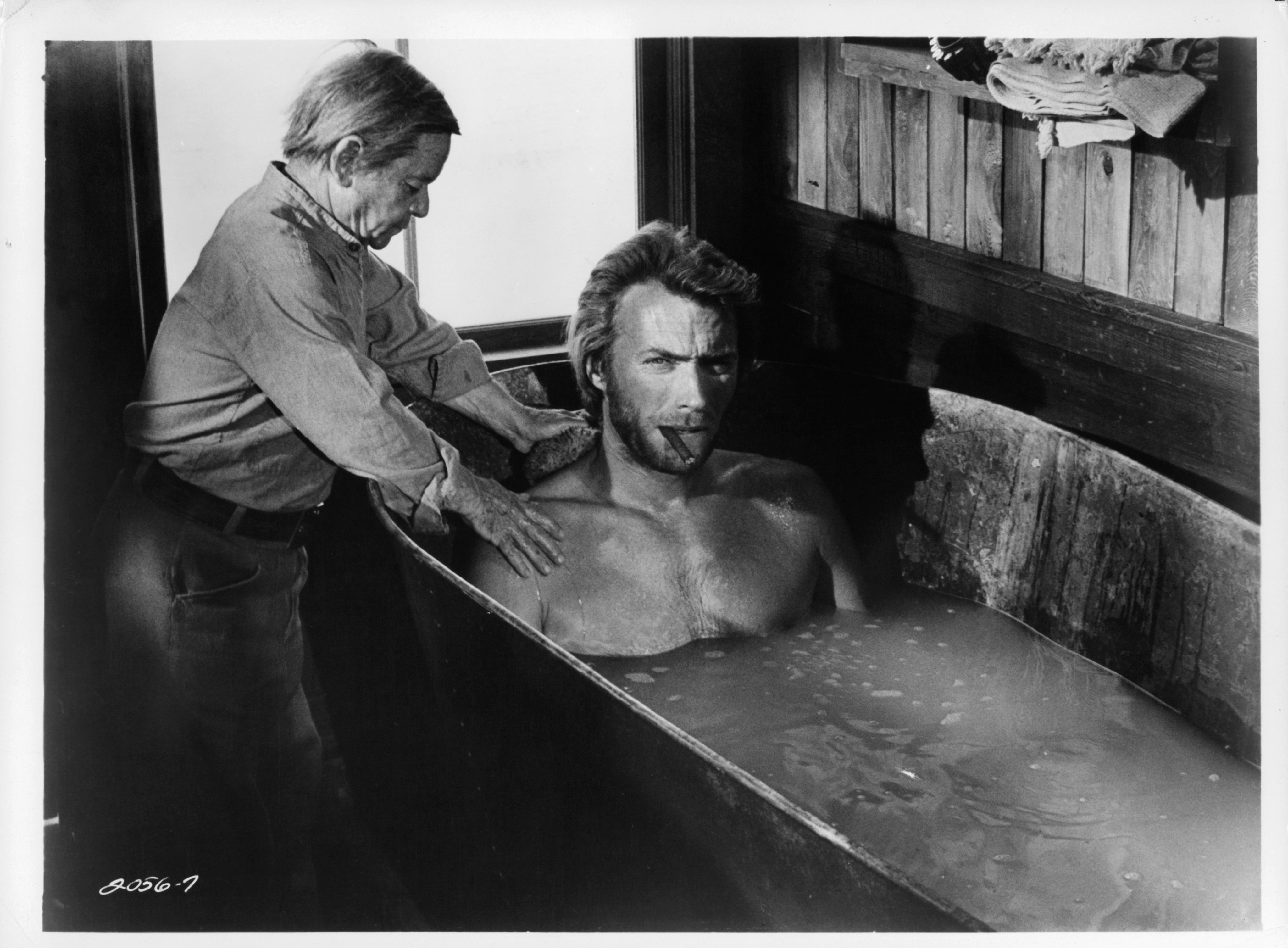 Clint Eastwood and Billy Curtis in Бродяга высокогорных равнин (1973)