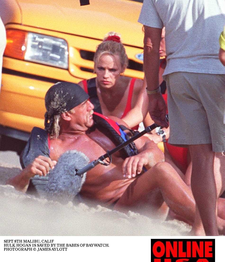 Pamela Anderson and Hulk Hogan in Спасатели Малибу (1989)