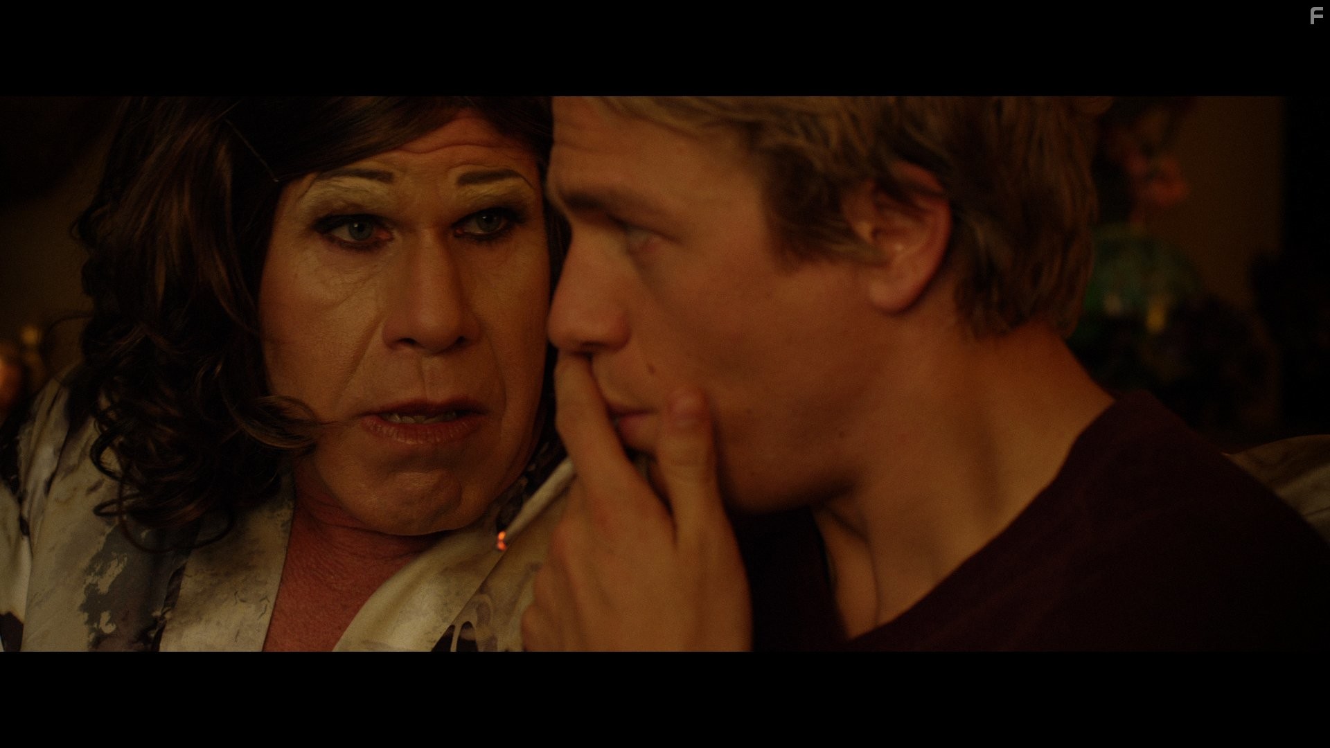 Ron Perlman and Charlie Hunnam in Фрэнки наводит шорох (2012)