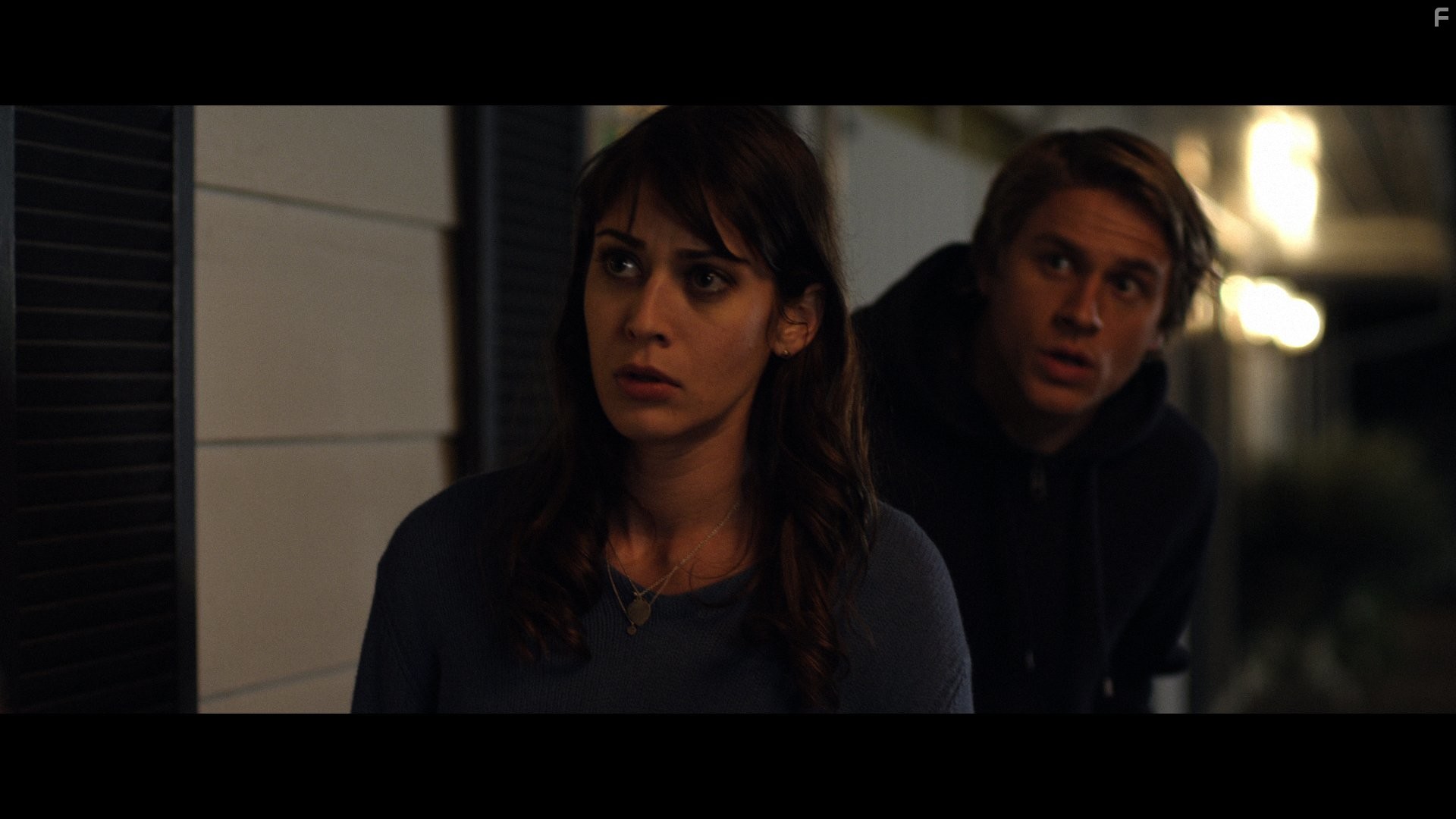 Lizzy Caplan and Charlie Hunnam in Фрэнки наводит шорох (2012)