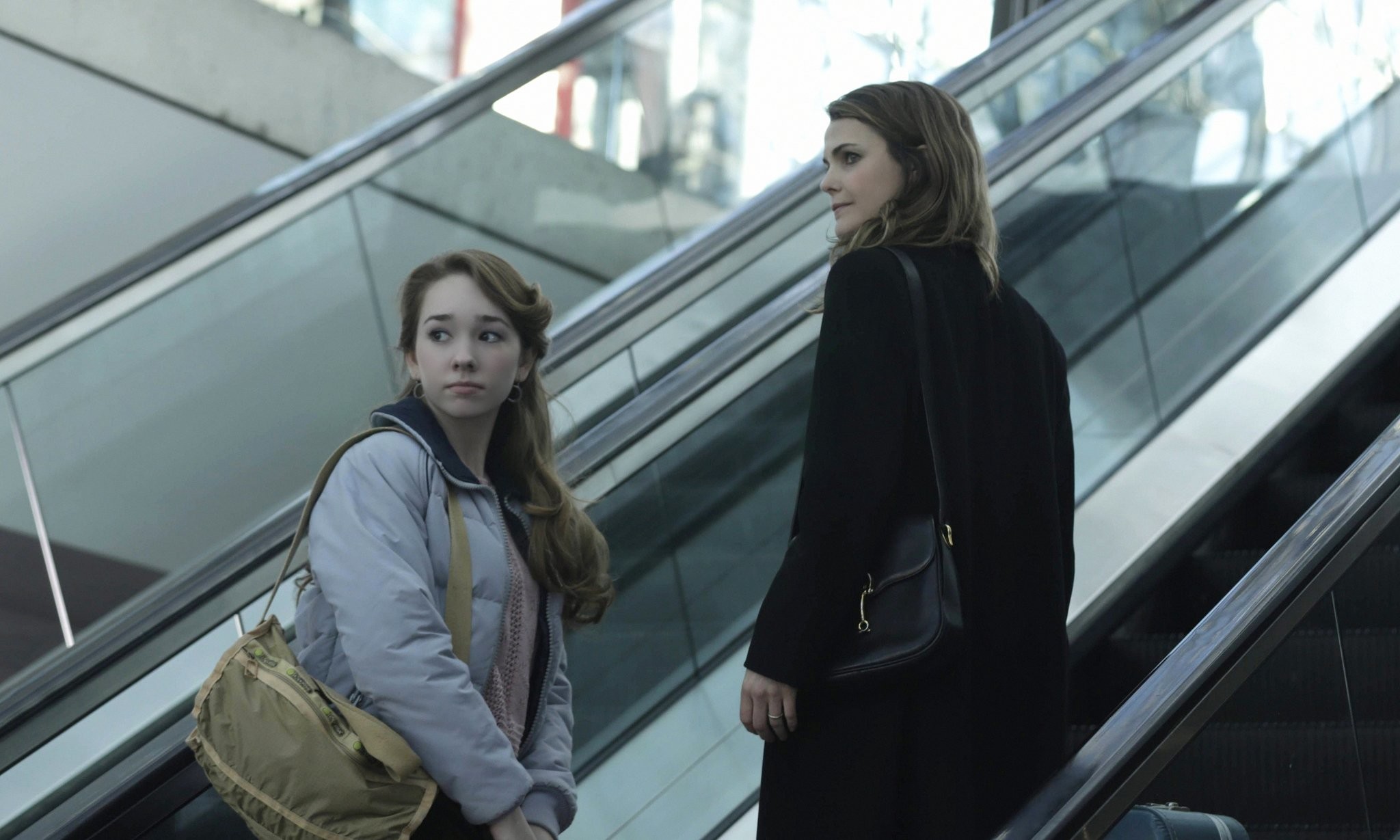 Keri Russell and Holly Taylor in Американцы (2013)