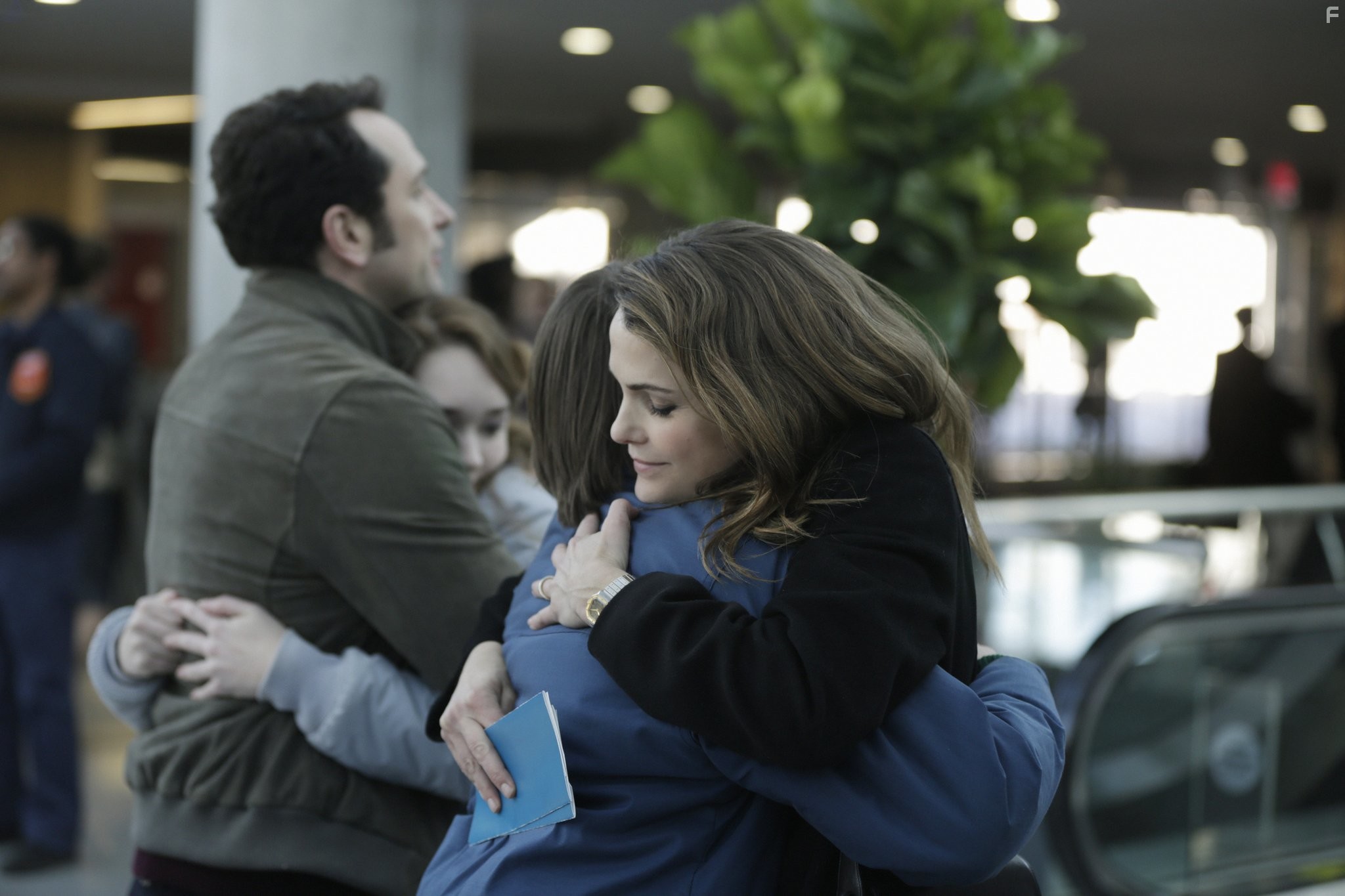 Keri Russell, Matthew Rhys, Holly Taylor, and Keidrich Sellati in Американцы (2013)