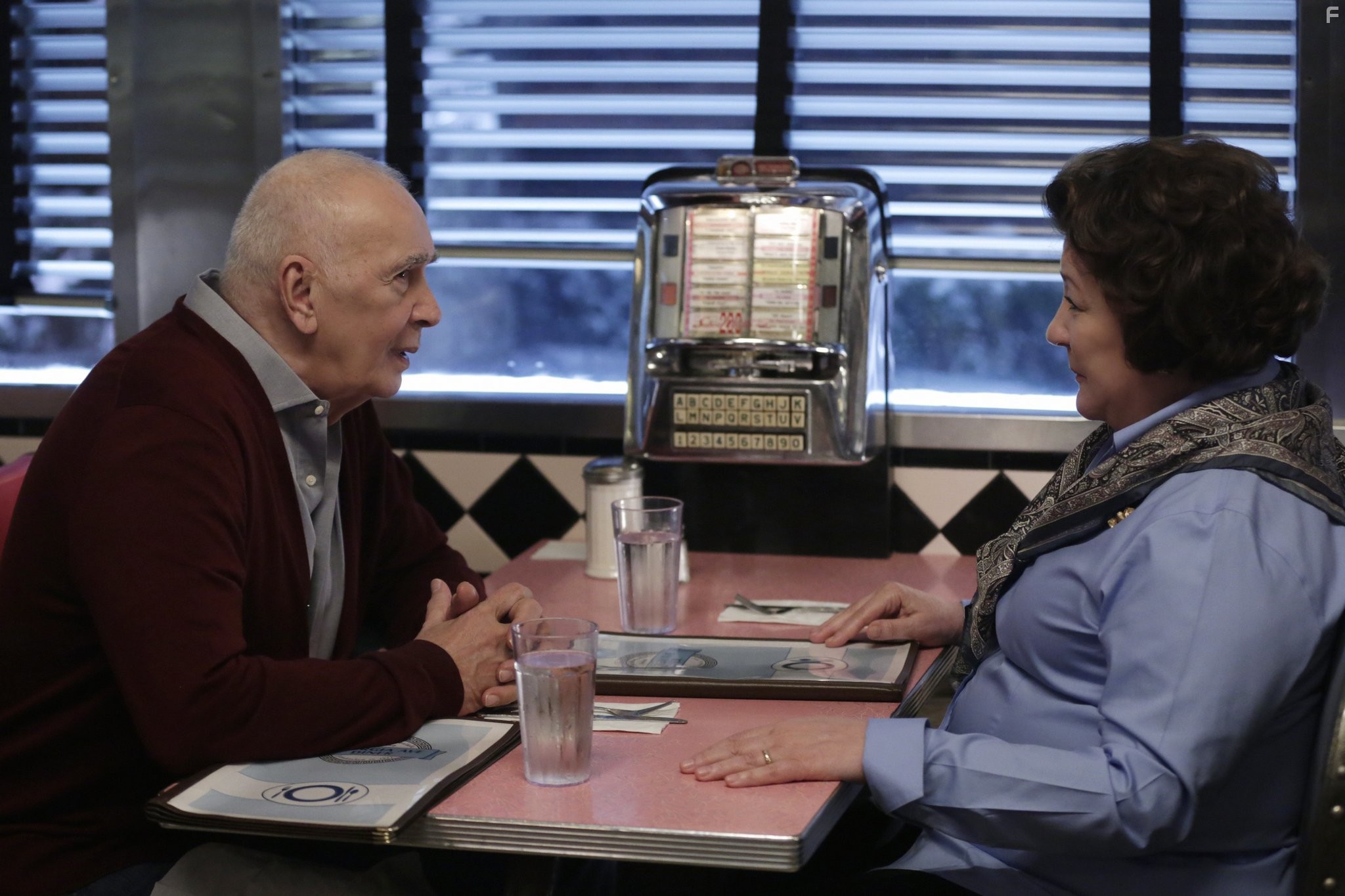 Frank Langella and Margo Martindale in Американцы (2013)