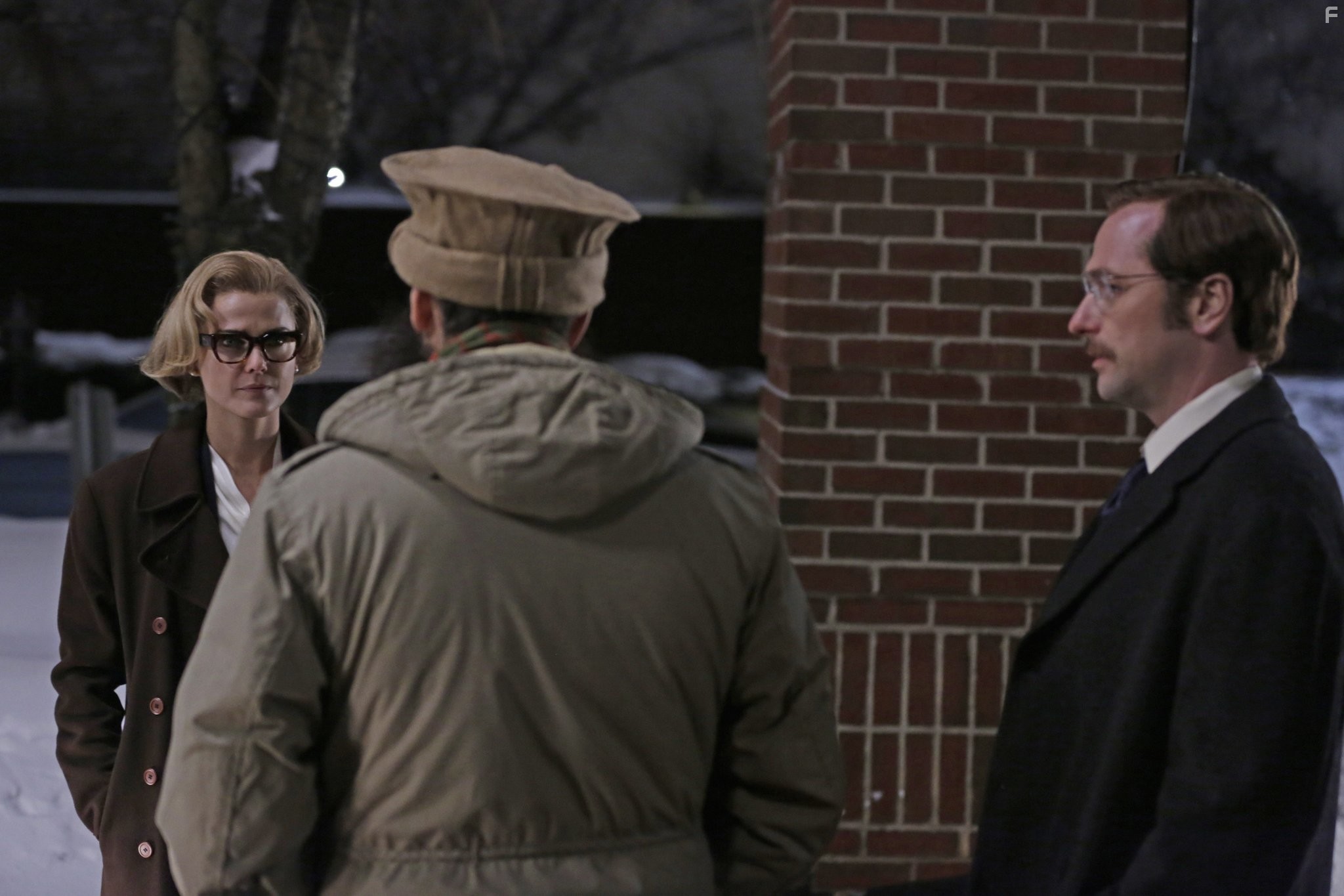 Keri Russell and Matthew Rhys in Американцы (2013)