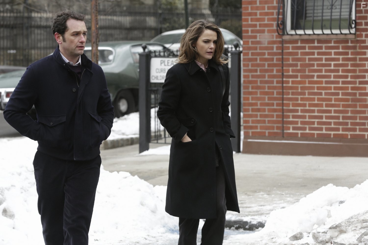 Keri Russell and Matthew Rhys in Американцы (2013)