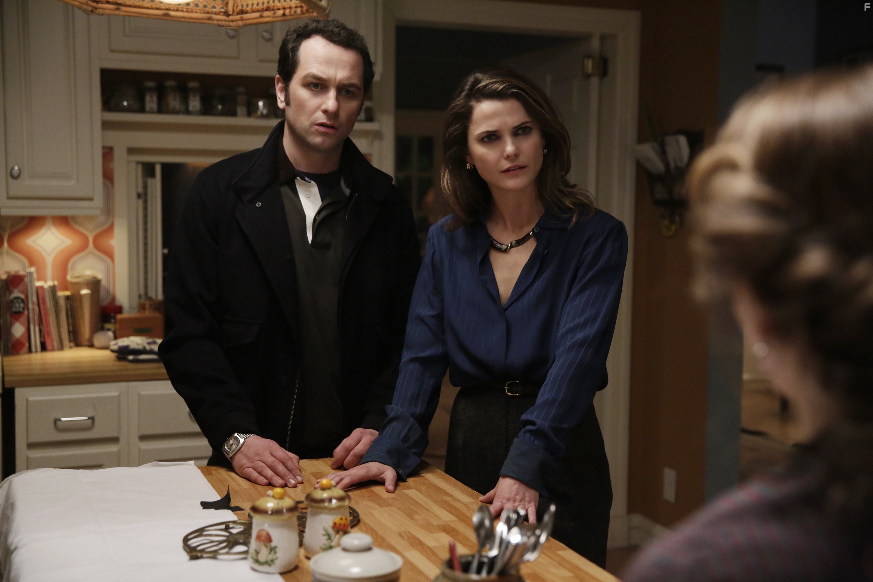 Keri Russell and Matthew Rhys in Американцы (2013)