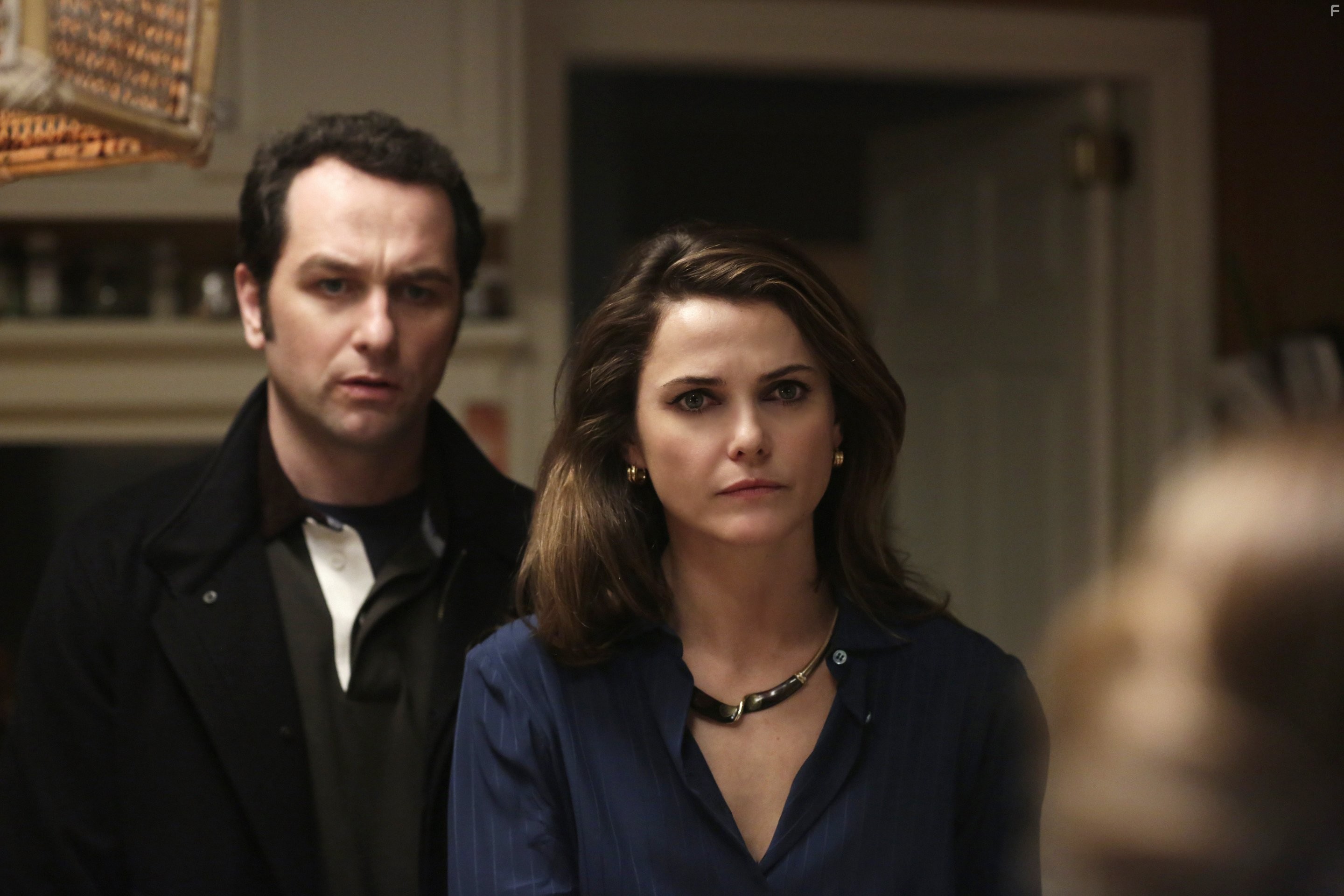 Keri Russell and Matthew Rhys in Американцы (2013)