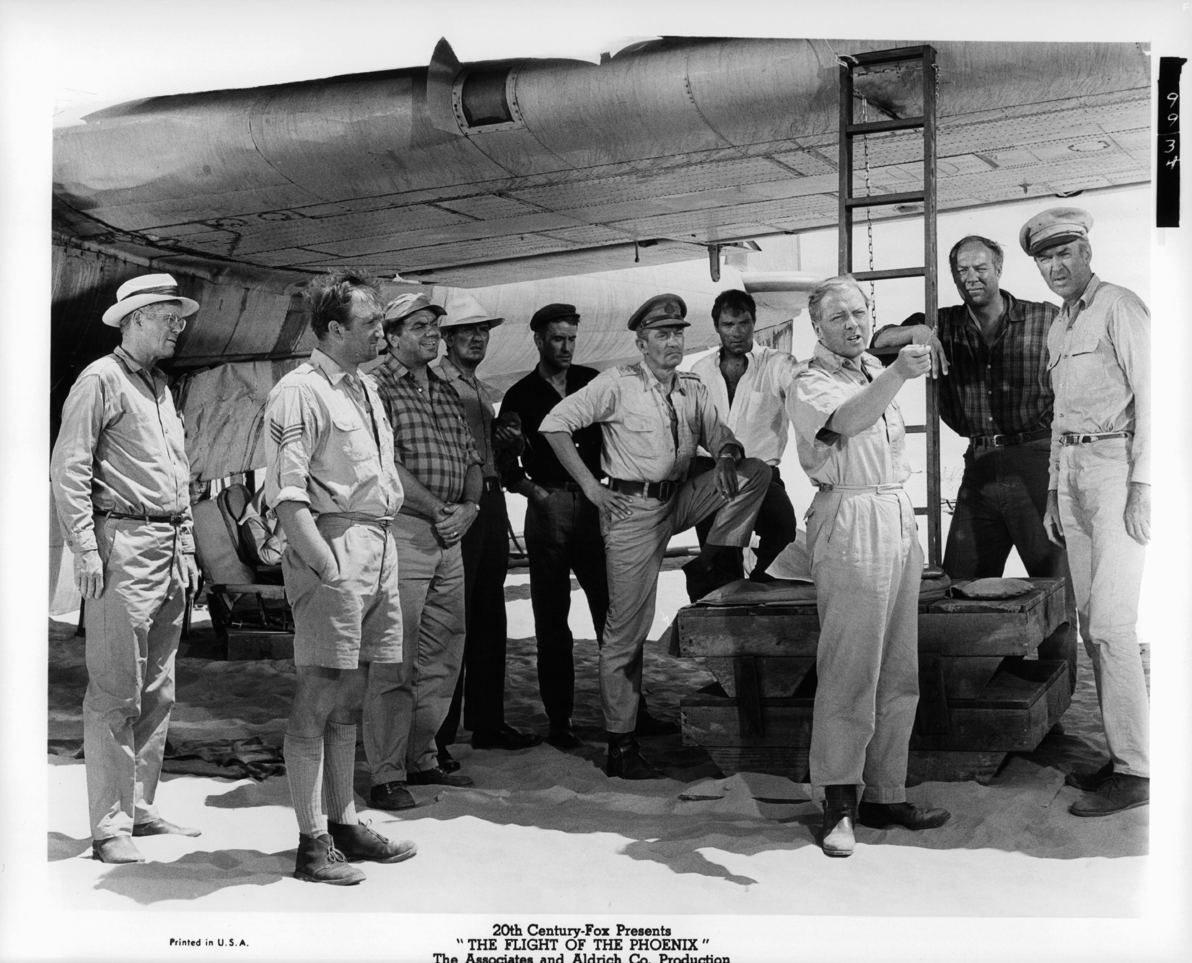 James Stewart, Richard Attenborough, George Kennedy, Dan Duryea, Peter Finch, Ronald Fraser, and Hardy Kr?ger in Полет Феникса (1965)
