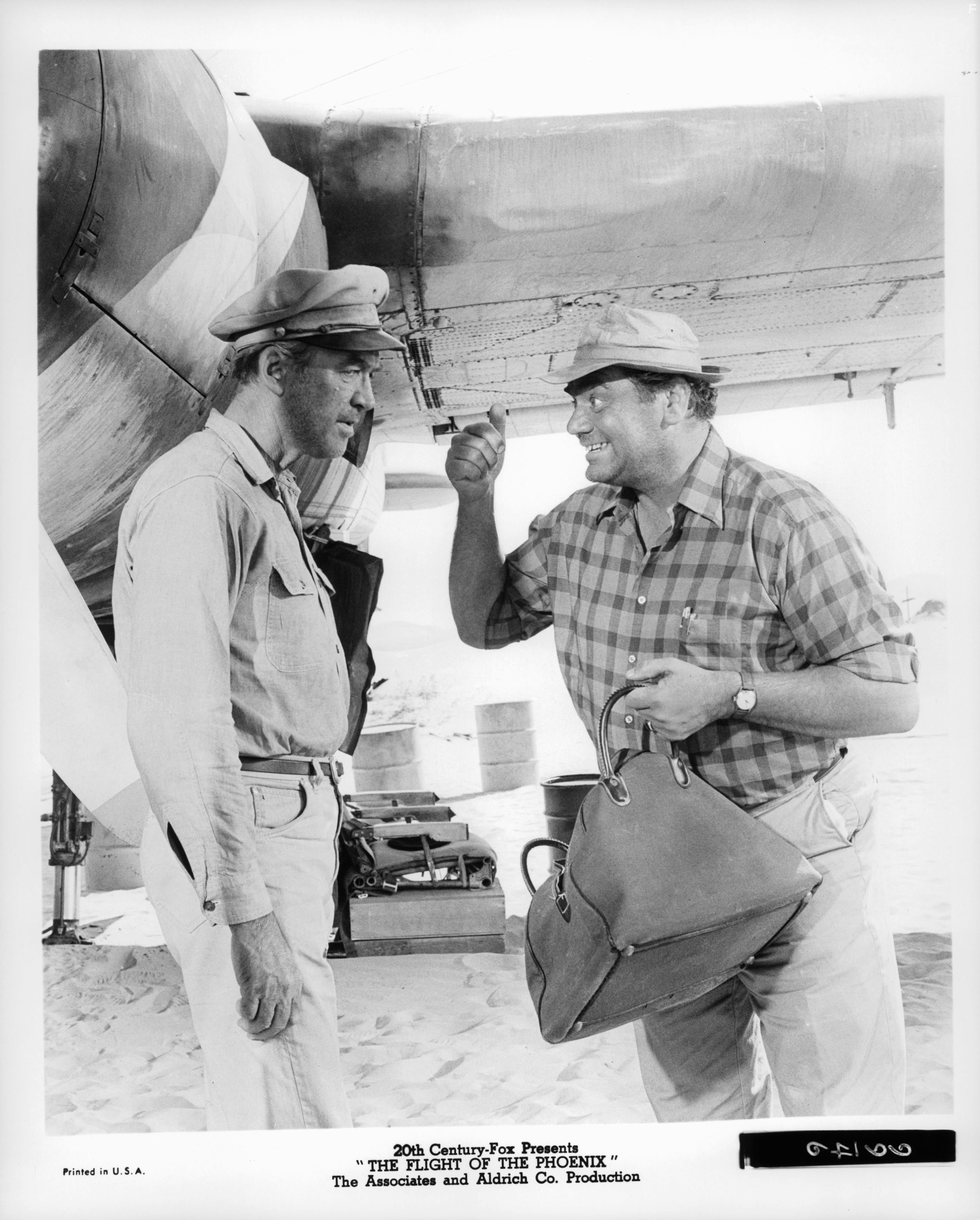 James Stewart and Ernest Borgnine in Полет Феникса (1965)