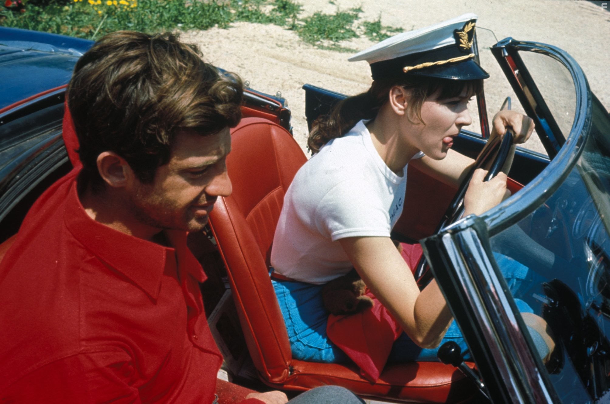 Jean-Paul Belmondo and Anna Karina in Безумный Пьеро (1965)