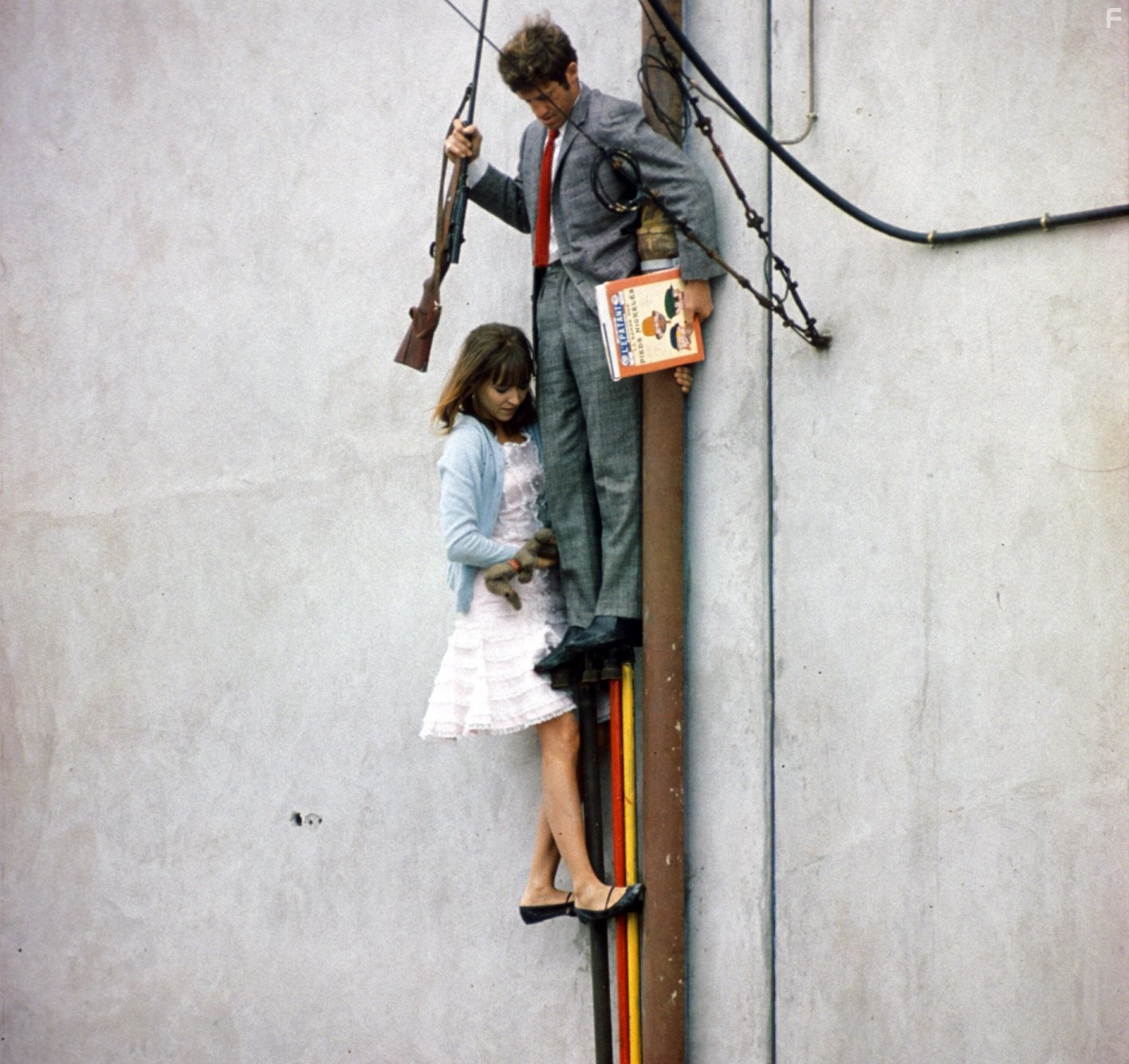 Jean-Paul Belmondo and Anna Karina in Безумный Пьеро (1965)