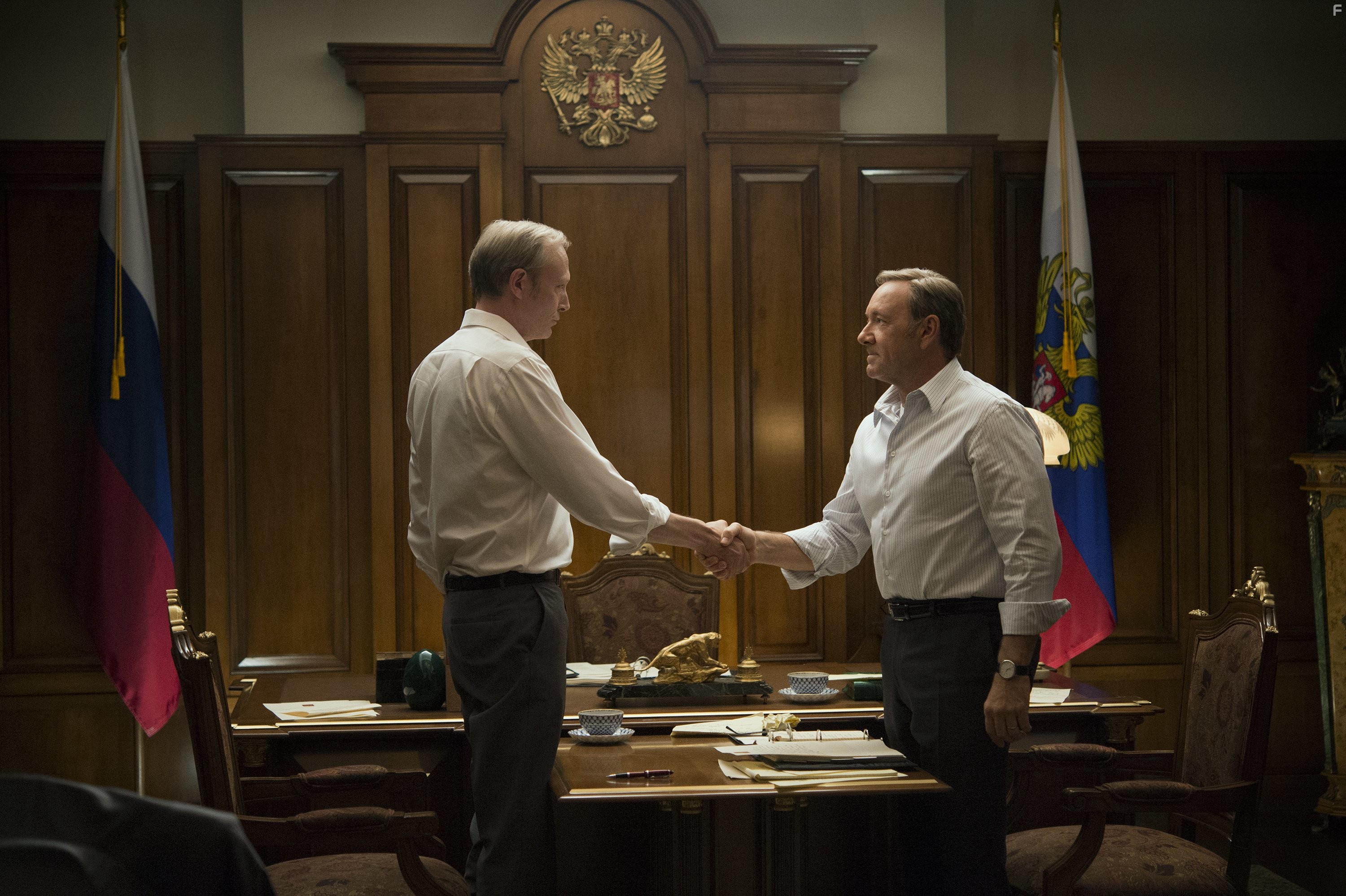 Kevin Spacey and Lars Mikkelsen in Карточный домик (2013)