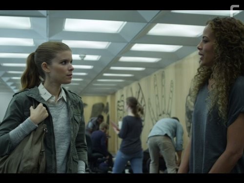 Tawny Cypress and Kate Mara in Карточный домик (2013)