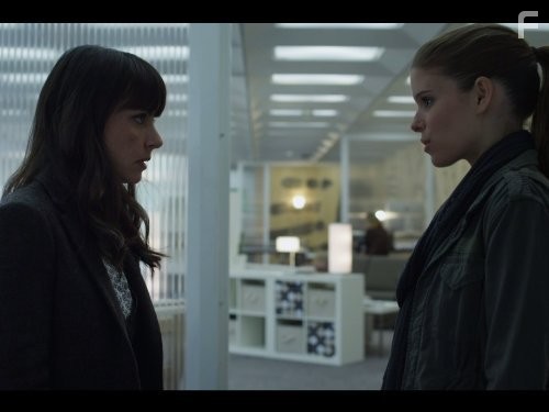 Kate Mara and Constance Zimmer in Карточный домик (2013)