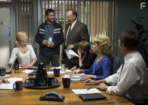 Katherine Heigl, Gerard Butler, John Michael Higgins, Cheryl Hines, Nick Searcy, and Bree Turner in Голая правда (2009)