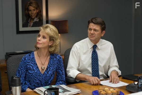 John Michael Higgins and Cheryl Hines in Голая правда (2009)