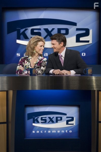 John Michael Higgins and Cheryl Hines in Голая правда (2009)