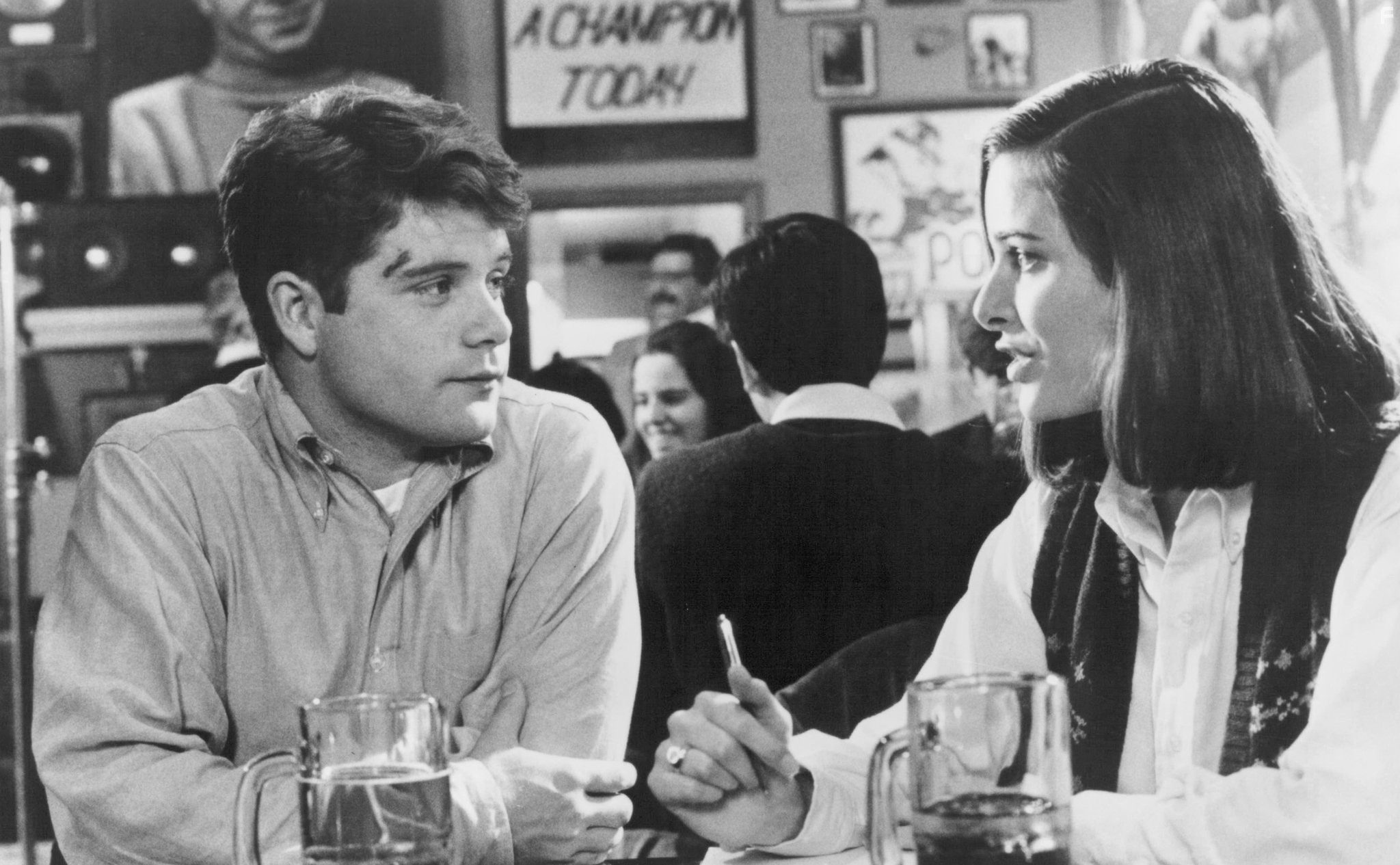 Sean Astin and Greta Lind in Руди (1993)