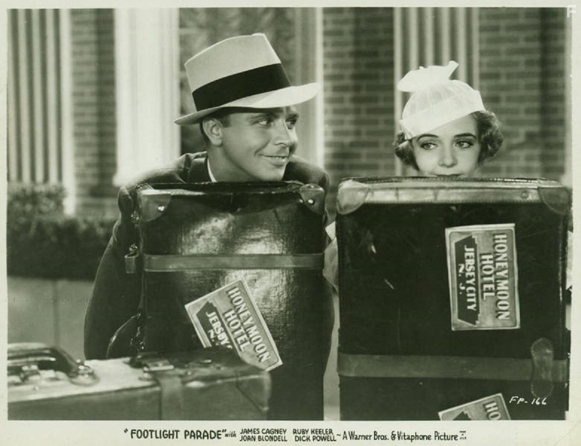 Ruby Keeler and Dick Powell in Парад в огнях рампы (1933)