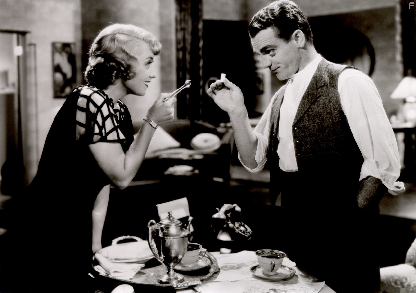 James Cagney and Joan Blondell in Парад в огнях рампы (1933)
