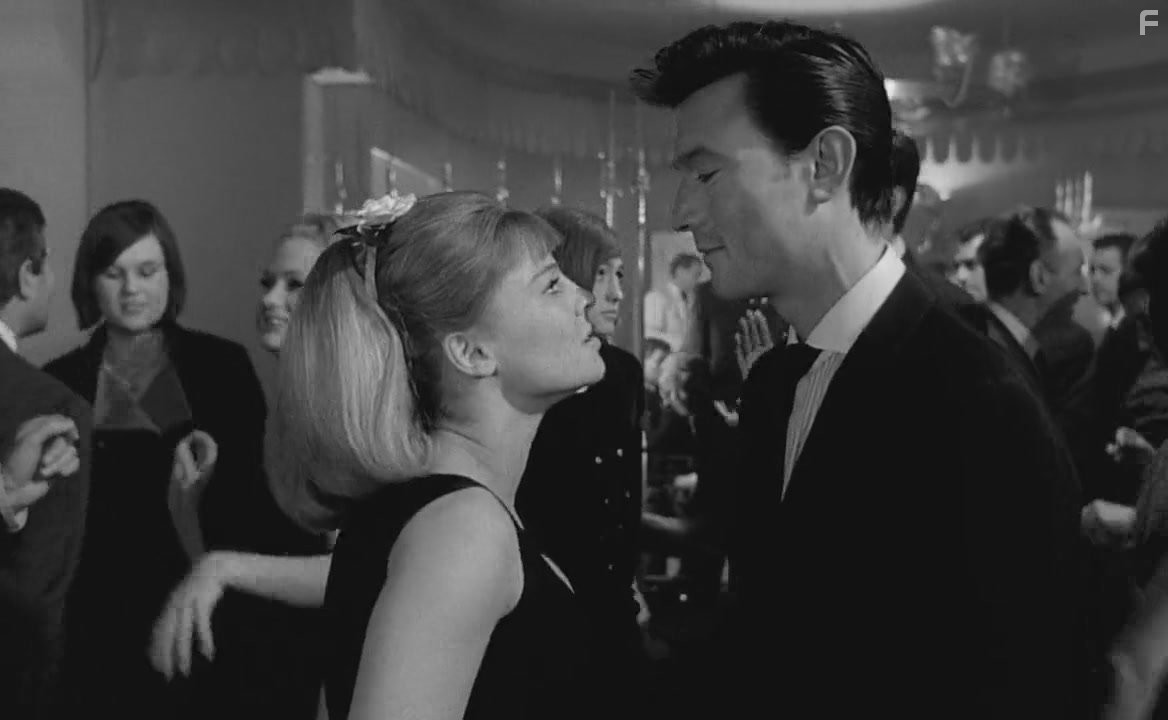 Julie Christie and Laurence Harvey in Дорогая (1965)