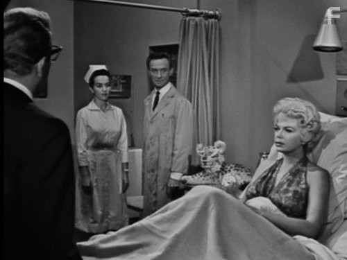 Jonathan Harris and Barbara Nichols in Сумеречная зона (1959)