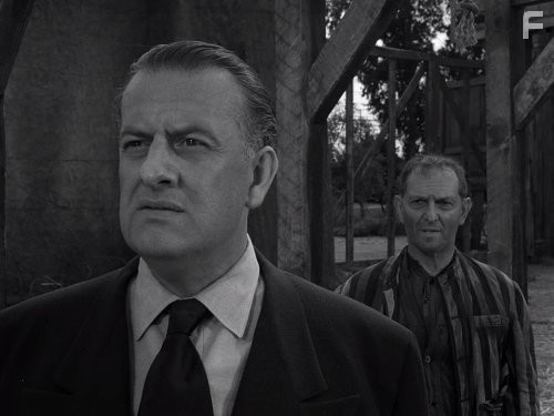 Oscar Beregi Jr. and Joseph Schildkraut in Сумеречная зона (1959)