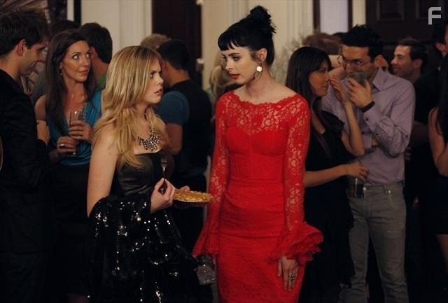 Krysten Ritter and Dreama Walker in Не верь су*** из квартиры 23 (2012)