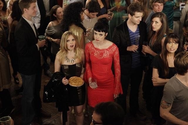 Krysten Ritter and Dreama Walker in Не верь су*** из квартиры 23 (2012)