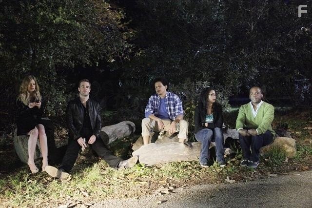 James Van Der Beek, Liza Lapira, Ray Ford, Dreama Walker, and Eric Andr? in Не верь су*** из квартиры 23 (2012)