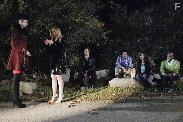 James Van Der Beek, Liza Lapira, Ray Ford, Krysten Ritter, Dreama Walker, and Eric Andr? in Не верь су*** из квартиры 23 (2012)