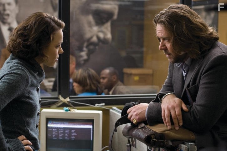 Russell Crowe and Rachel McAdams in Большая игра (2009)